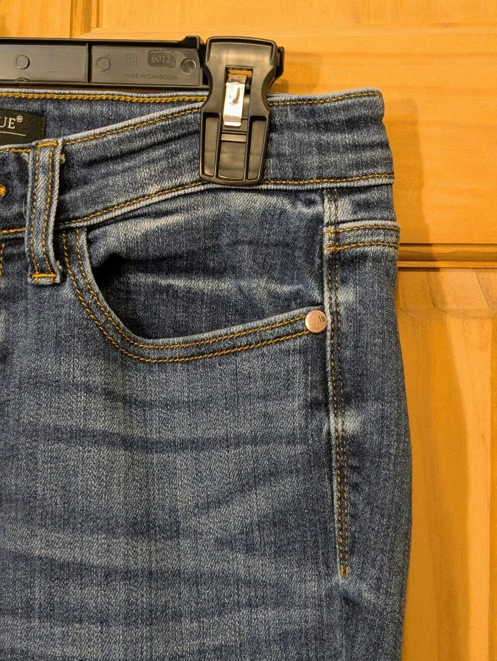 Judy Blue Skinny Fit Jeans Medium Wash Raw Hem Sz 5/28 JB82252MD Whiskers Denim